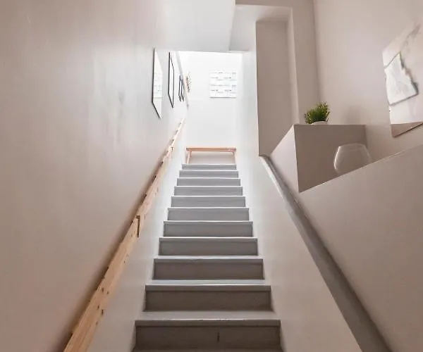 Au Detour Des Places *