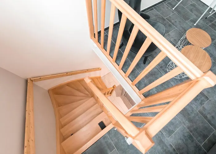 Au Detour Des Places