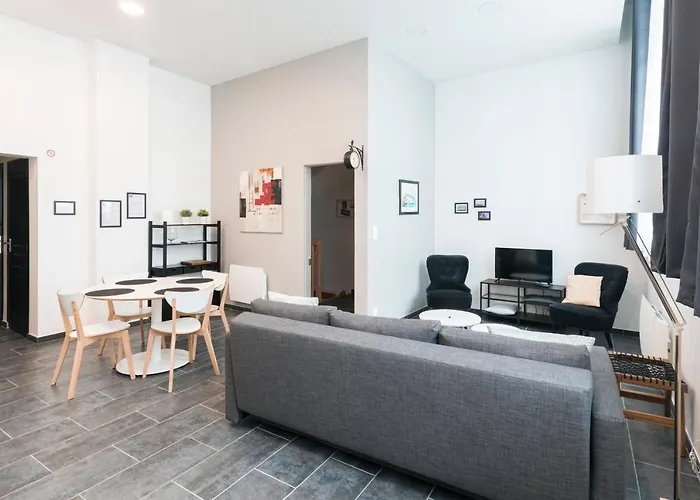 Au Detour Des Places *